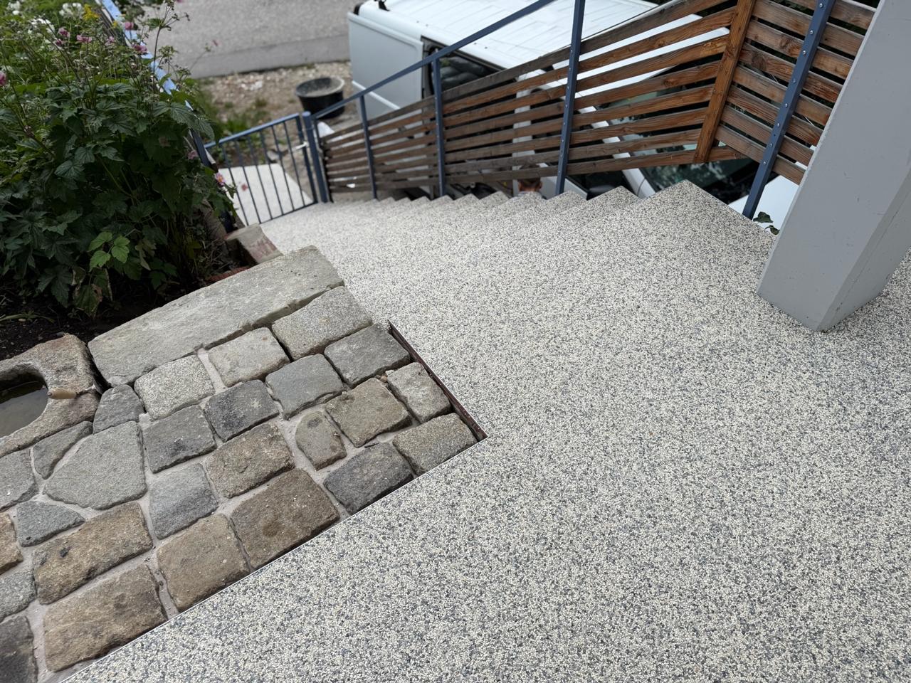 Steinteppich-Podest und Treppe mit Übergang zu Pflastersteinen