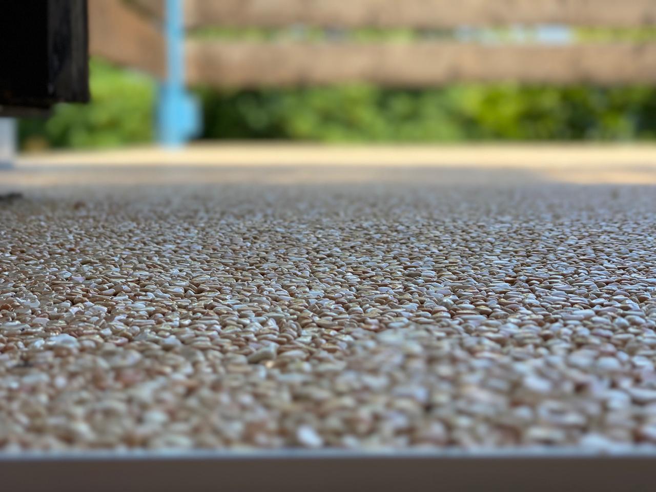 Nahaufnahme Steinteppich-Terrasse in Beige
