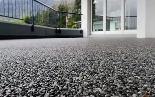 Steinteppich auf Balkon in Anthrazit